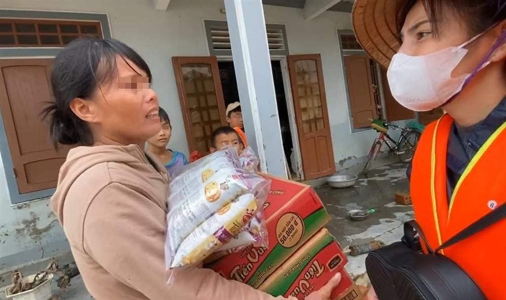 Thủy Tiên tài trợ học phí đến hết đại học cho 2 em nghèo vùng lũ ảnh 2