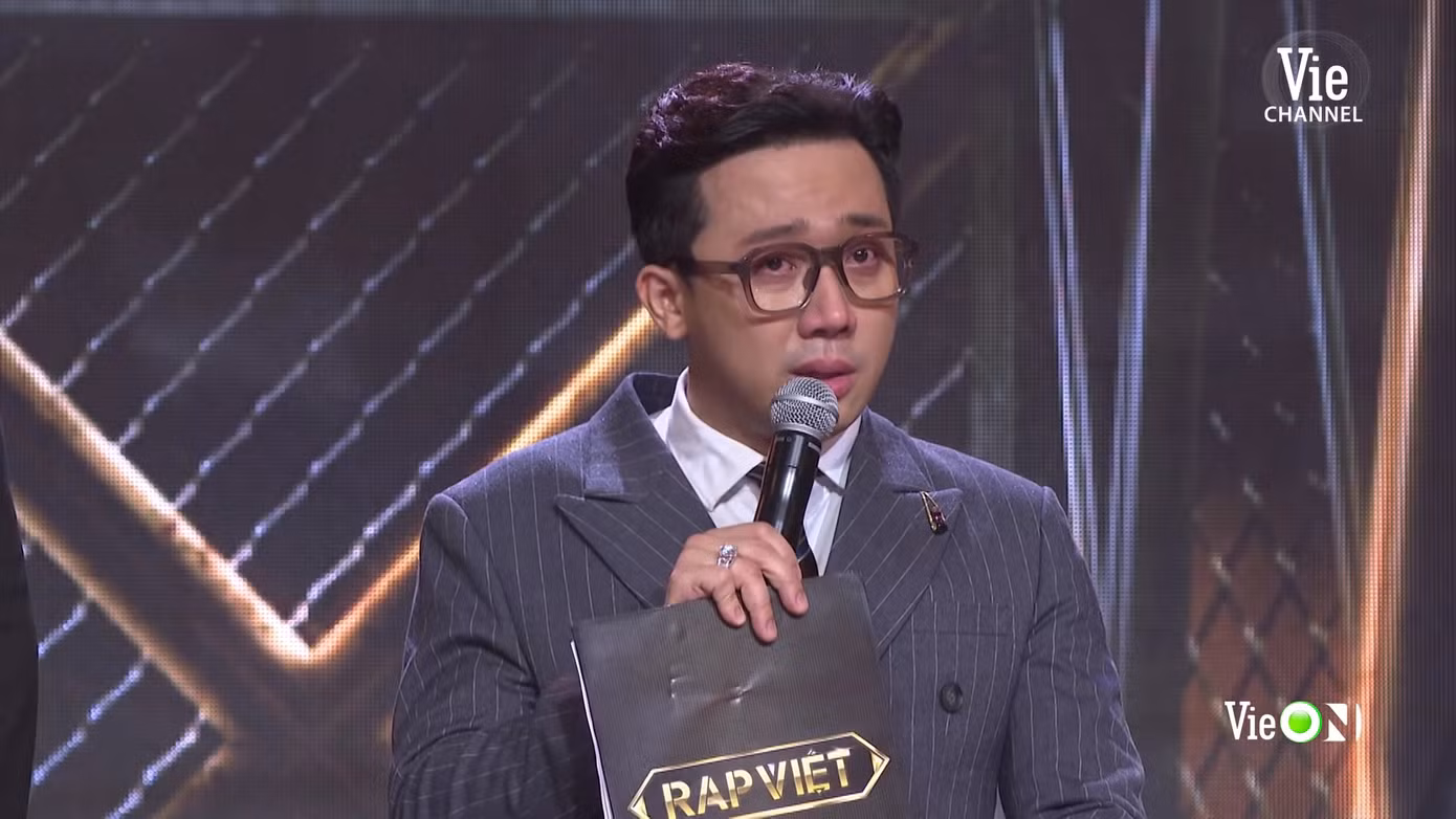 Sân khấu 'Rap Việt' ngập tràn nước mắt, Trấn Thành nhòe lệ vì những ‘chiến binh tâm hồn’ ảnh 2