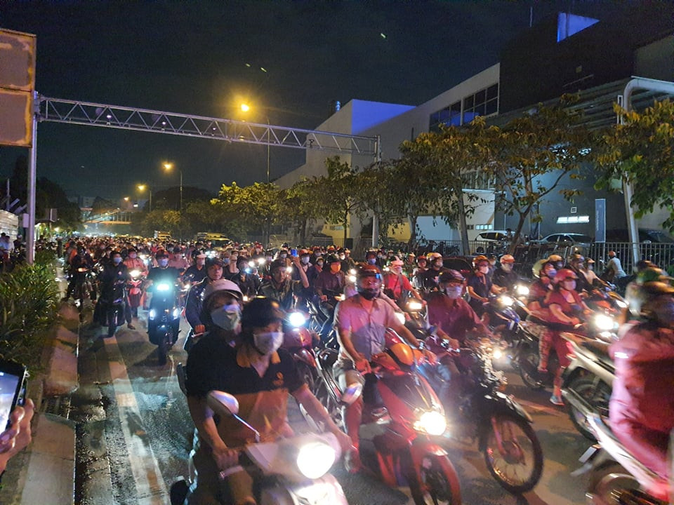 Hàng nghìn người dân chờ dưới mưa dọc đường ra sân bay để chào Chí Tài lần cuối ảnh 10