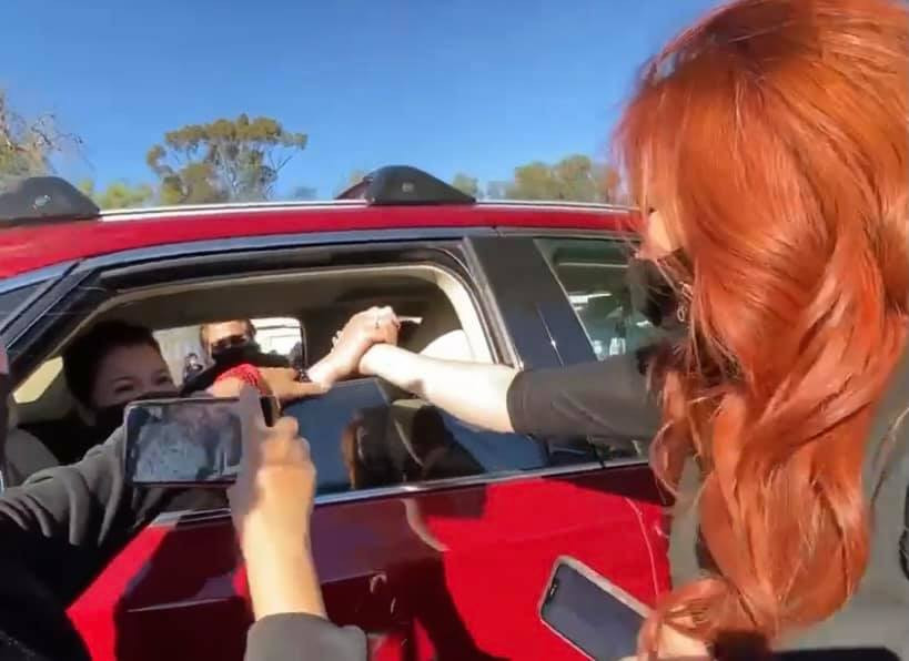 Phương Loan nức nở xoa di ảnh chồng khi bài hát 'Nhỏ ơi' vang lên trong tang lễ ảnh 9