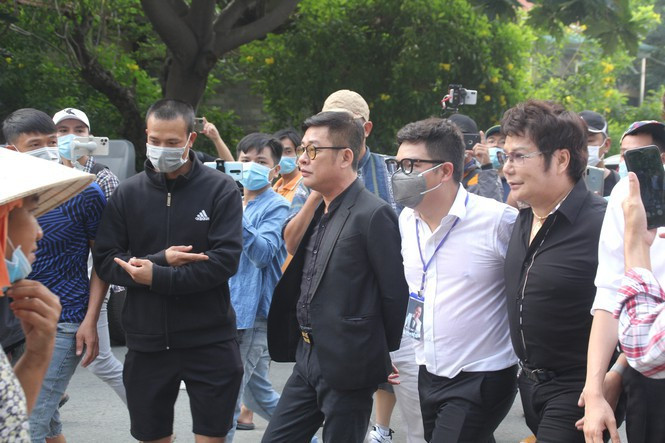 Ngày buồn cuối năm của showbiz Việt: Đông đảo nghệ sĩ đến tiễn biệt danh hài Chí Tài ảnh 4