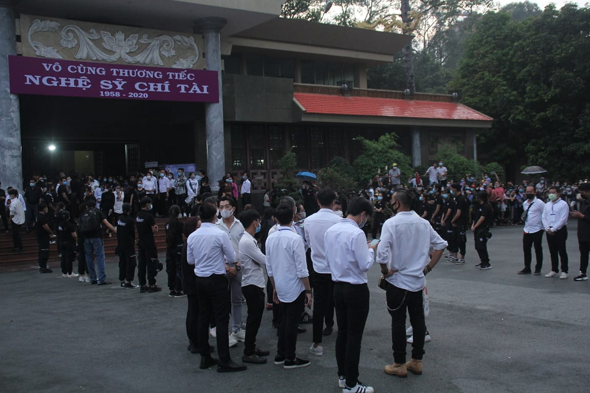 Hàng nghìn người dân chờ dưới mưa dọc đường ra sân bay để chào Chí Tài lần cuối ảnh 1