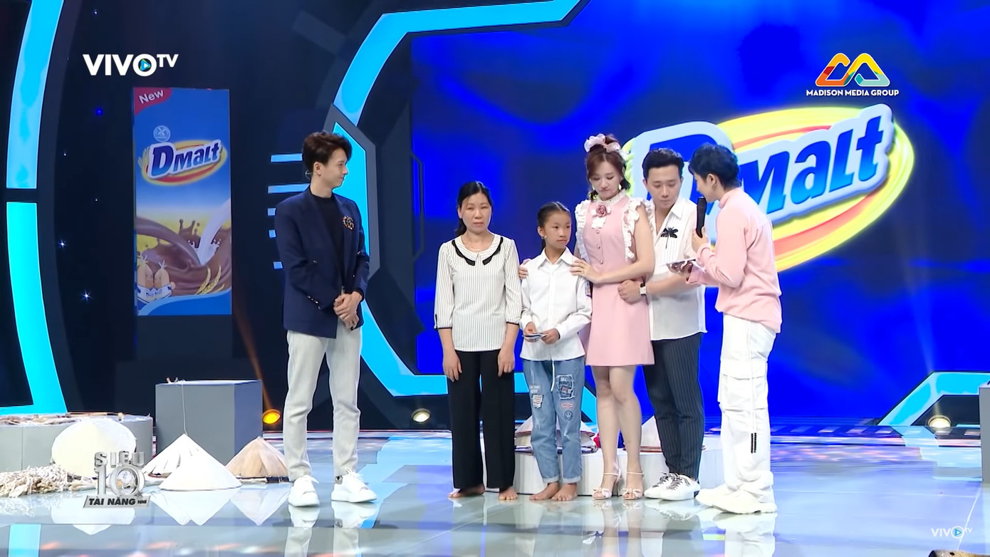 Cô bé nghèo làm nón lá tham gia 'Siêu tài năng nhí' được Trấn Thành tài trợ 5 năm tiền học ảnh 5