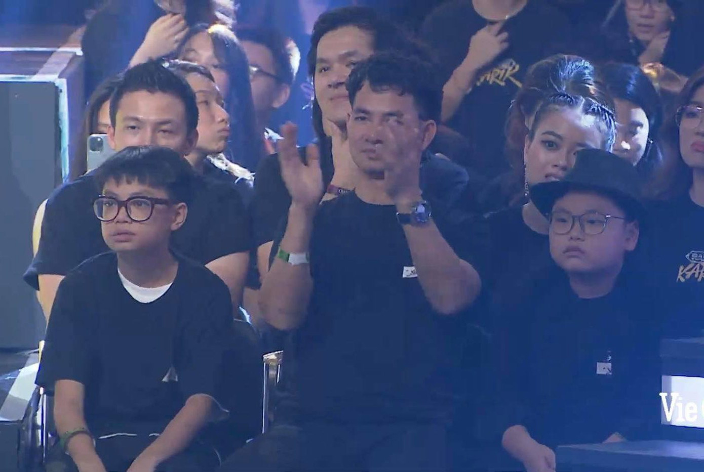 Phì cười trước biểu cảm của 2 con trai Xuân Bắc khi quán quân Rap Việt được xướng tên ảnh 3