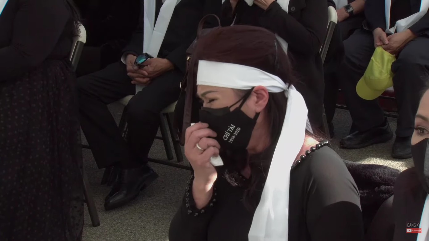 Phương Loan nức nở xoa di ảnh chồng khi bài hát 'Nhỏ ơi' vang lên trong tang lễ ảnh 3