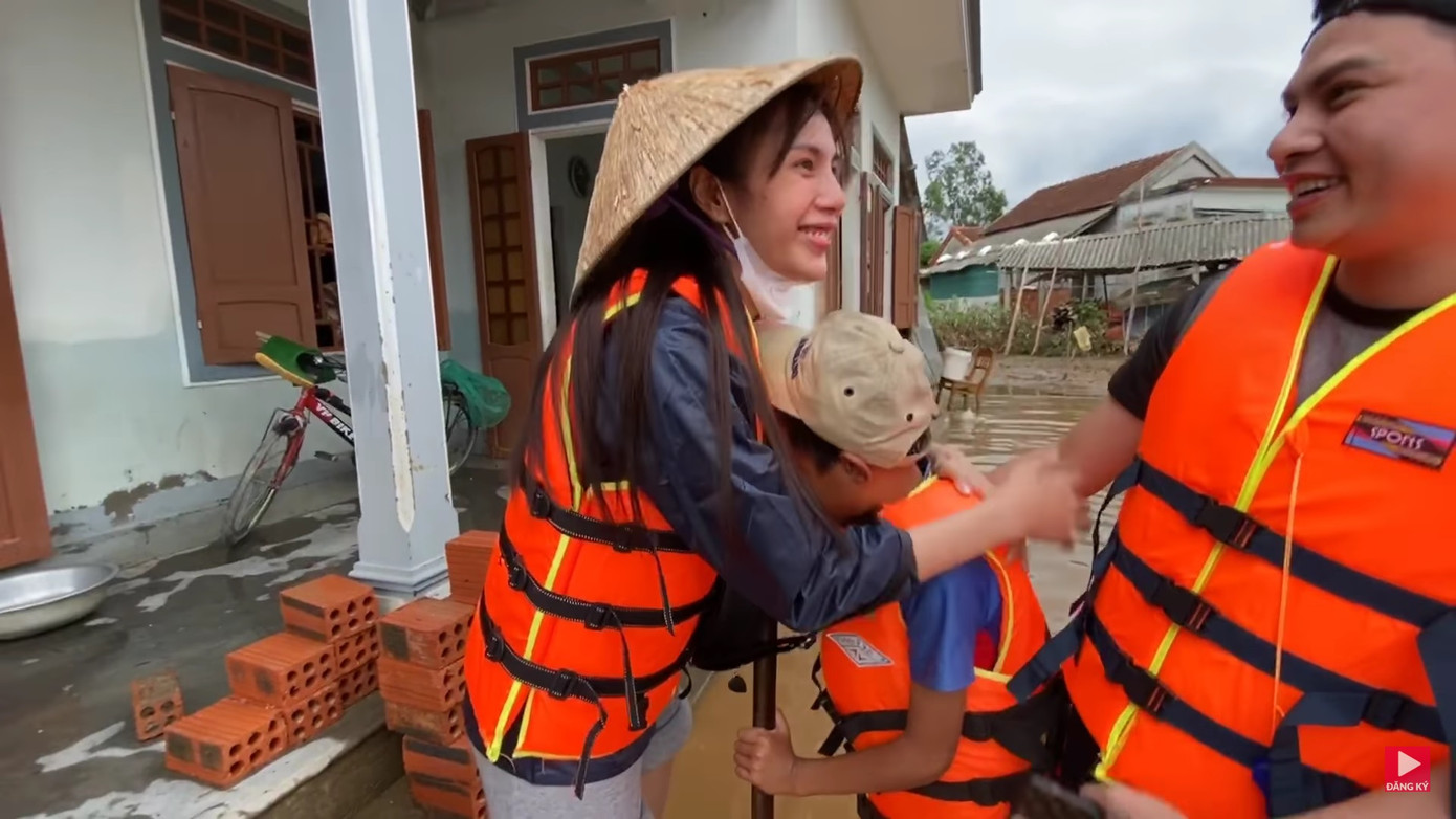 Thủy Tiên tài trợ học phí đến hết đại học cho 2 em nghèo vùng lũ ảnh 3