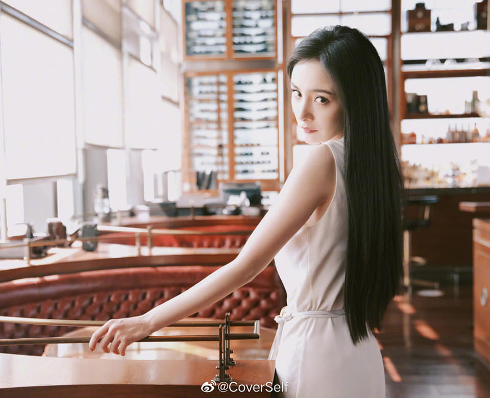 Tự tin diện bikini ở tuổi 61, nữ diễn viên Nhật Bản gây ‘sốc’ vì thân hình quá nảy nở ảnh 7