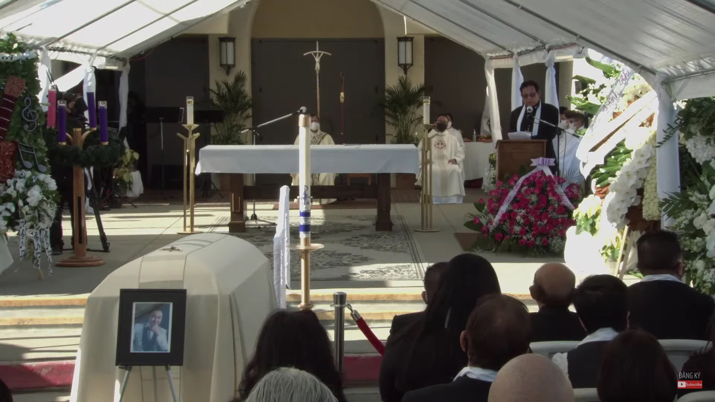 Phương Loan nức nở xoa di ảnh chồng khi bài hát 'Nhỏ ơi' vang lên trong tang lễ ảnh 6