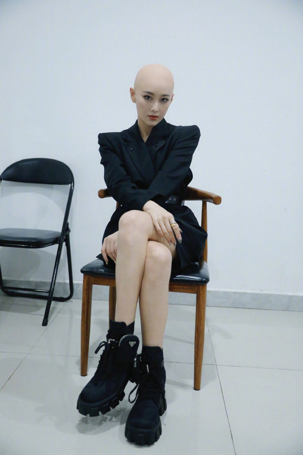 'Lý Mạc Sầu' Trương Hinh Dư gây bất ngờ vì cạo trọc đầu ảnh 1