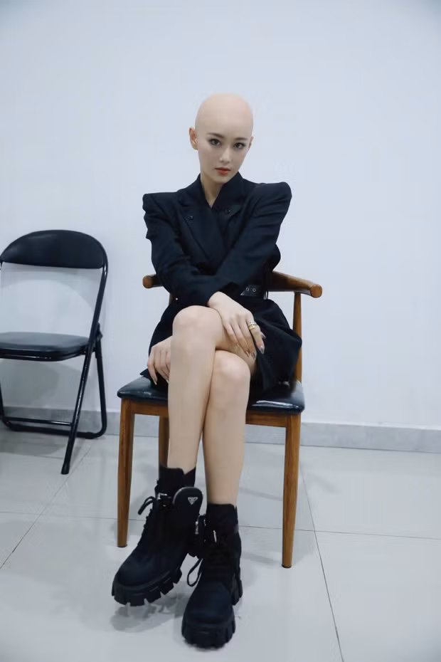 'Lý Mạc Sầu' Trương Hinh Dư gây bất ngờ vì cạo trọc đầu ảnh 1