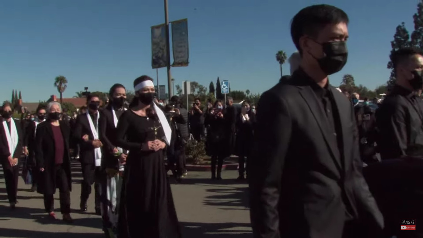 Phương Loan nức nở xoa di ảnh chồng khi bài hát 'Nhỏ ơi' vang lên trong tang lễ ảnh 2