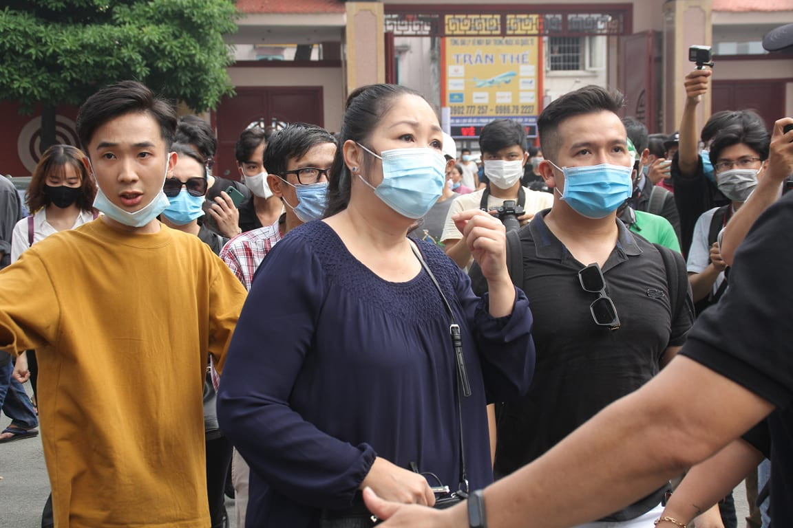 Ngày buồn cuối năm của showbiz Việt: Đông đảo nghệ sĩ đến tiễn biệt danh hài Chí Tài ảnh 13