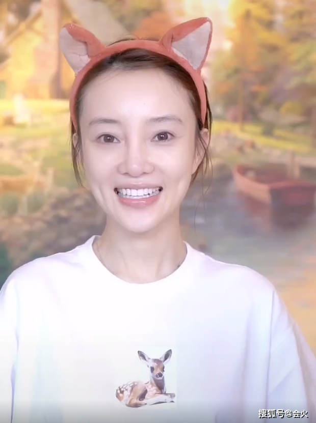 Châu Nhuận Phát bạc trắng đầu ở tuổi 65, leo núi cùng phụ nữ lạ gây chú ý ảnh 6