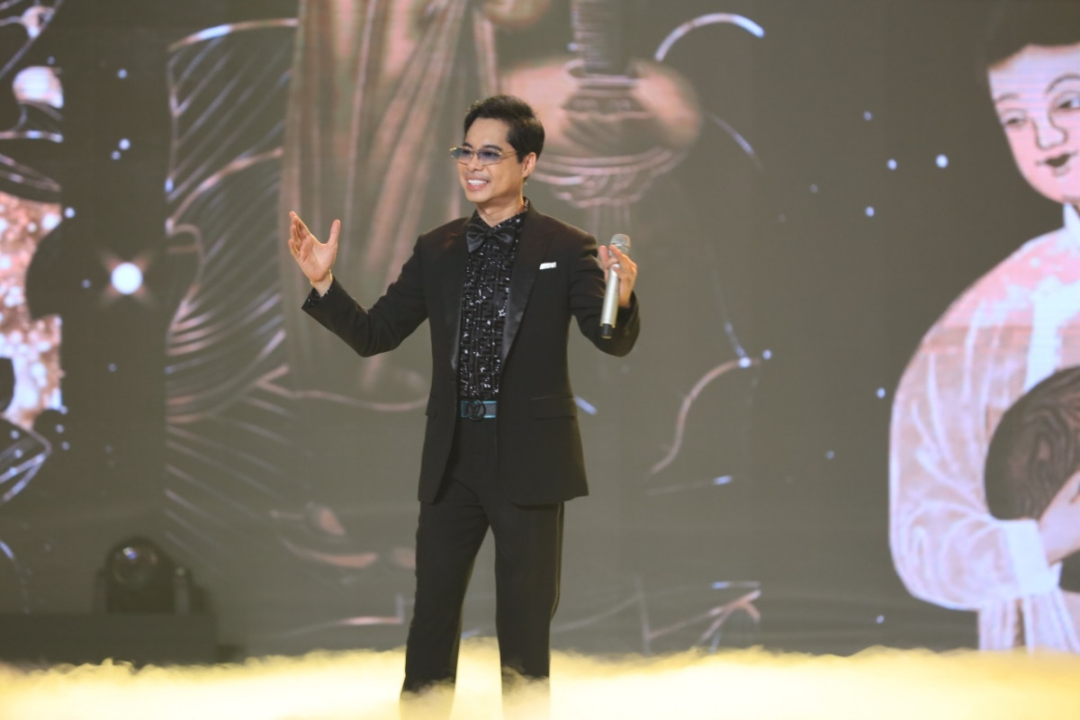 Ngọc Sơn quỳ gối tặng mẹ chữ Hiếu, nước mắt lã chã rơi vì tình cảm của fan cứng ảnh 1