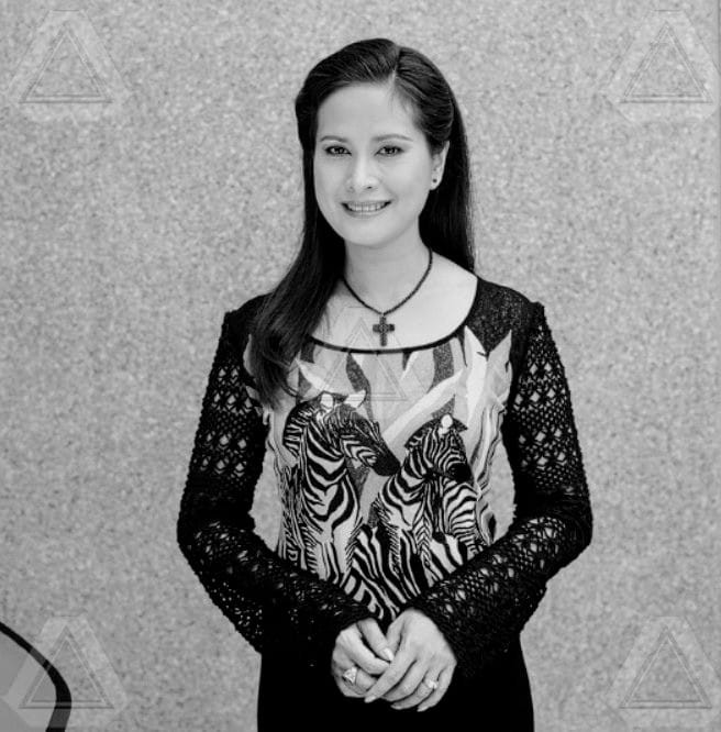 Dương Mịch năm 17 tuổi trong vòng tay của Thành Long được dân mạng nhận xét như bố con ảnh 8