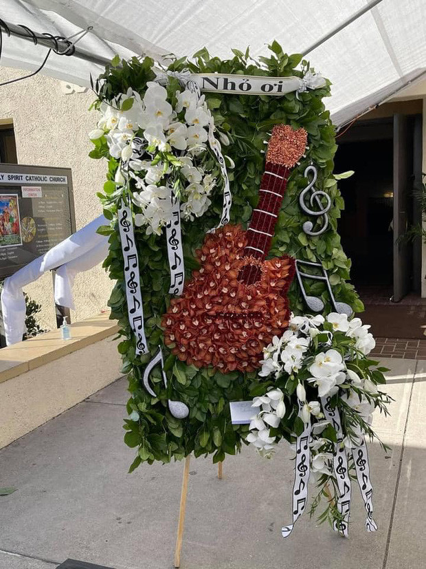 Hình ảnh cây đàn lặng yên bên linh cữu Chí Tài gây xúc động mạnh ảnh 2