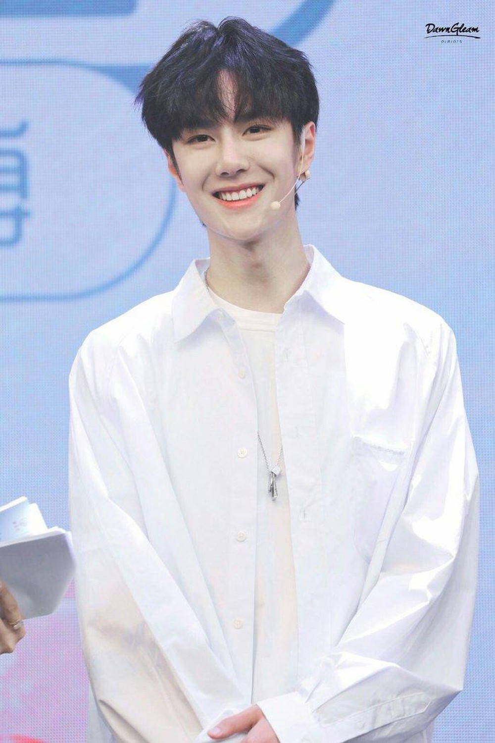 Địch Lệ Nhiệt Ba e ấp diện váy công chúa, khoe khéo lưng trần gợi cảm ảnh 11