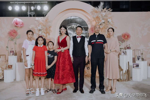 Mẫu nữ 38 tuổi lấy ông trùm mỏ vàng 63 tuổi gây xôn xao mạng xã hội Trung ảnh 2