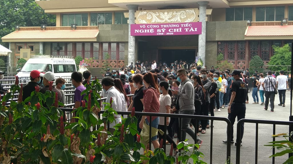 Người dân xếp hàng dài xuyên trưa chờ được nhìn Chí Tài lần cuối trước khi qua Mỹ ảnh 5