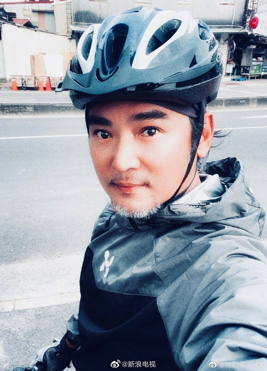 Bị chê bụng phệ, 'mỹ nam cổ trang' Tiêu Ân Tuấn gay gắt 'dằn mặt' truyền thông ảnh 1