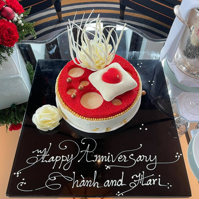 Ảnh Trấn Thành - Hari Won tình tứ trong bồn tắm kỷ niệm 1500 ngày yêu gây tranh cãi ảnh 3