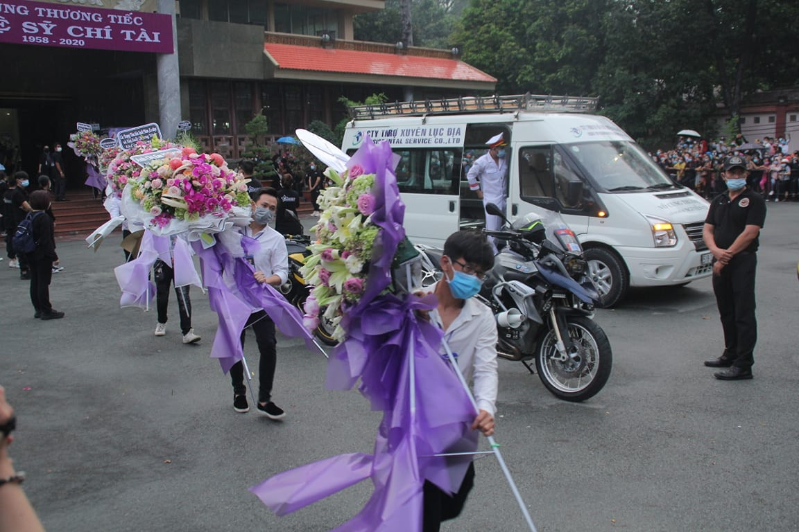 Hàng nghìn người dân chờ dưới mưa dọc đường ra sân bay để chào Chí Tài lần cuối ảnh 3