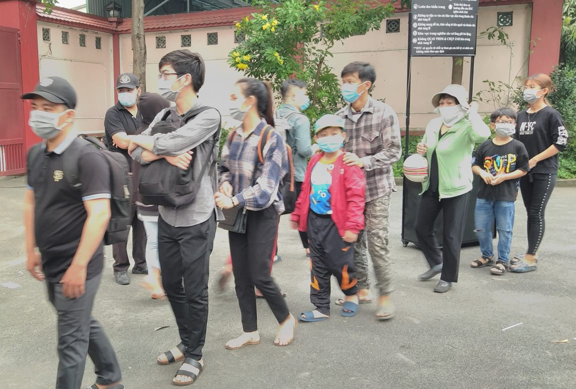 Người dân xếp hàng dài xuyên trưa chờ được nhìn Chí Tài lần cuối trước khi qua Mỹ ảnh 3