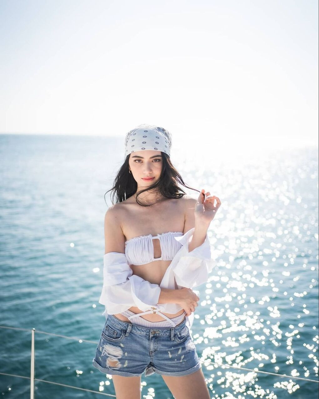 ‘Ma nữ đẹp nhất Thái Lan’ khoe lưng trần gợi cảm, tạo dáng sexy trên biển ảnh 1