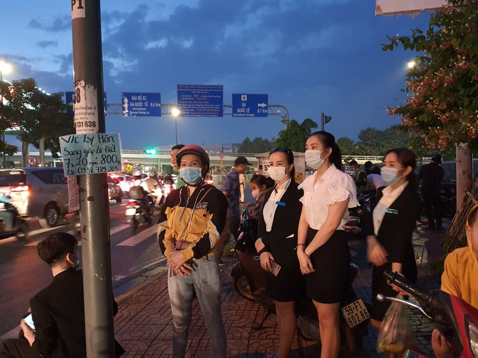 Hàng nghìn người dân chờ dưới mưa dọc đường ra sân bay để chào Chí Tài lần cuối ảnh 8