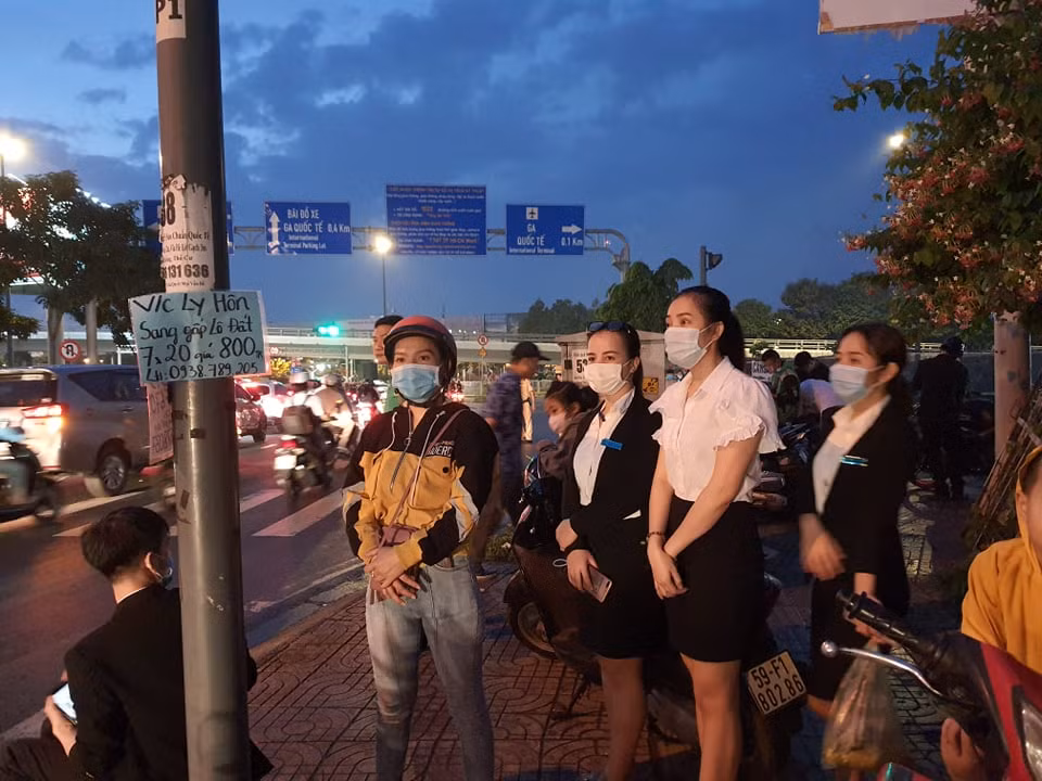 Hàng nghìn người dân chờ dưới mưa dọc đường ra sân bay để chào Chí Tài lần cuối ảnh 8