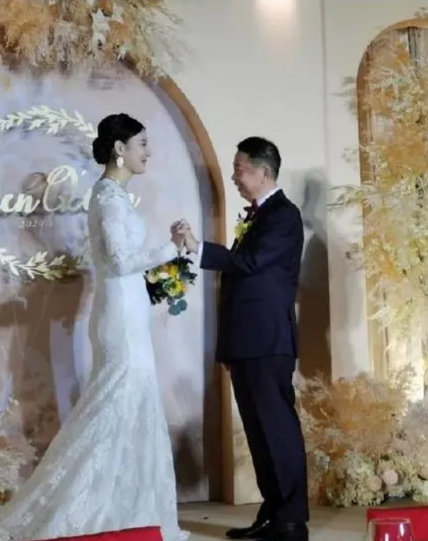 Mẫu nữ 38 tuổi lấy ông trùm mỏ vàng 63 tuổi gây xôn xao mạng xã hội Trung ảnh 3