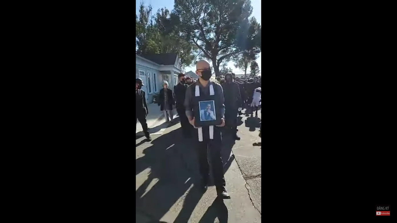 Phương Loan nức nở xoa di ảnh chồng khi bài hát 'Nhỏ ơi' vang lên trong tang lễ ảnh 7