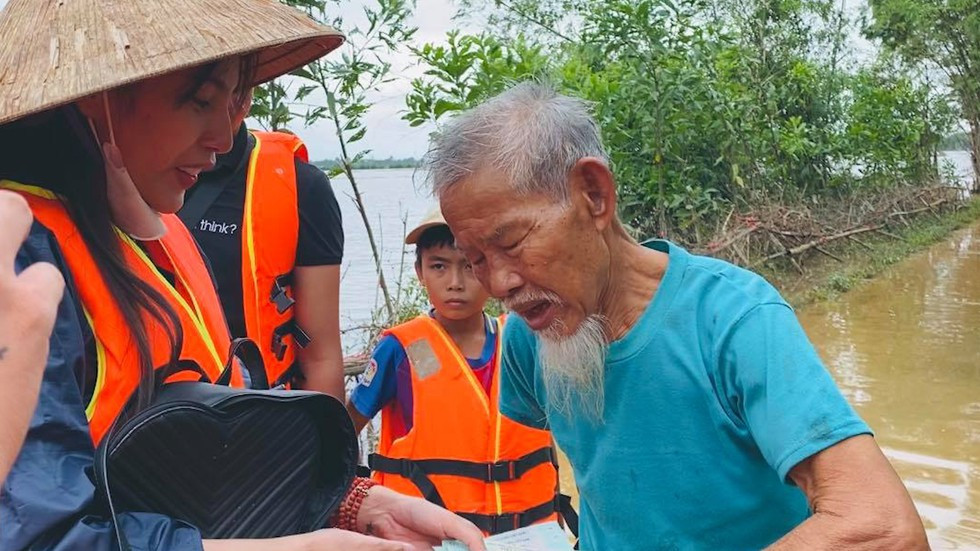 'Lừa' Công Vinh 3 lần, Thủy Tiên không dám nghe máy của chồng, ở lại cứu trợ miền Trung ảnh 2