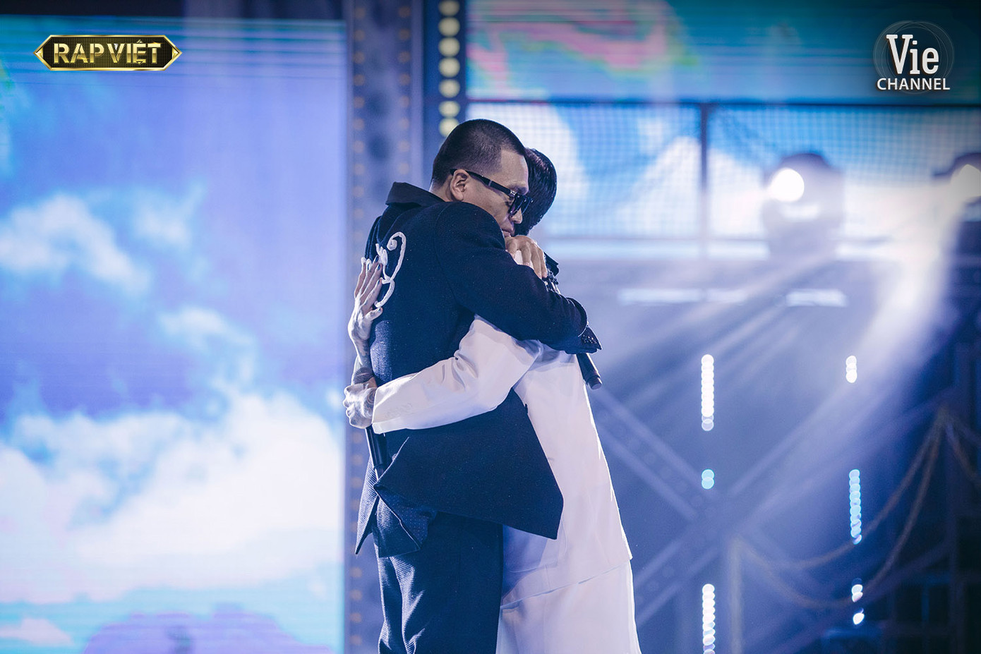 Xem màn trình diễn nghẹn ngào cùng Wowy của Dế Choắt - Quán quân Rap Việt ảnh 2