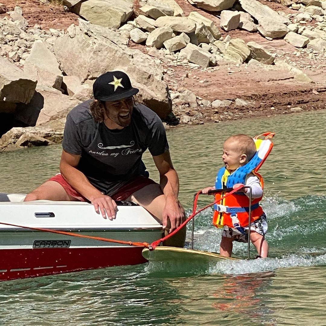 Tranh cãi gay gắt vụ bé trai 6 tháng tuổi trượt nước mạo hiểm ảnh 3