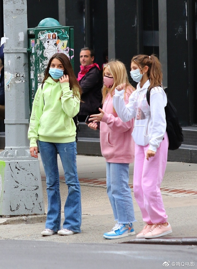 Suri Cruise leo thẳng top tìm kiếm ở Hàn Quốc vì vóc dáng, khí chất như ngôi sao ở tuổi 14 ảnh 4