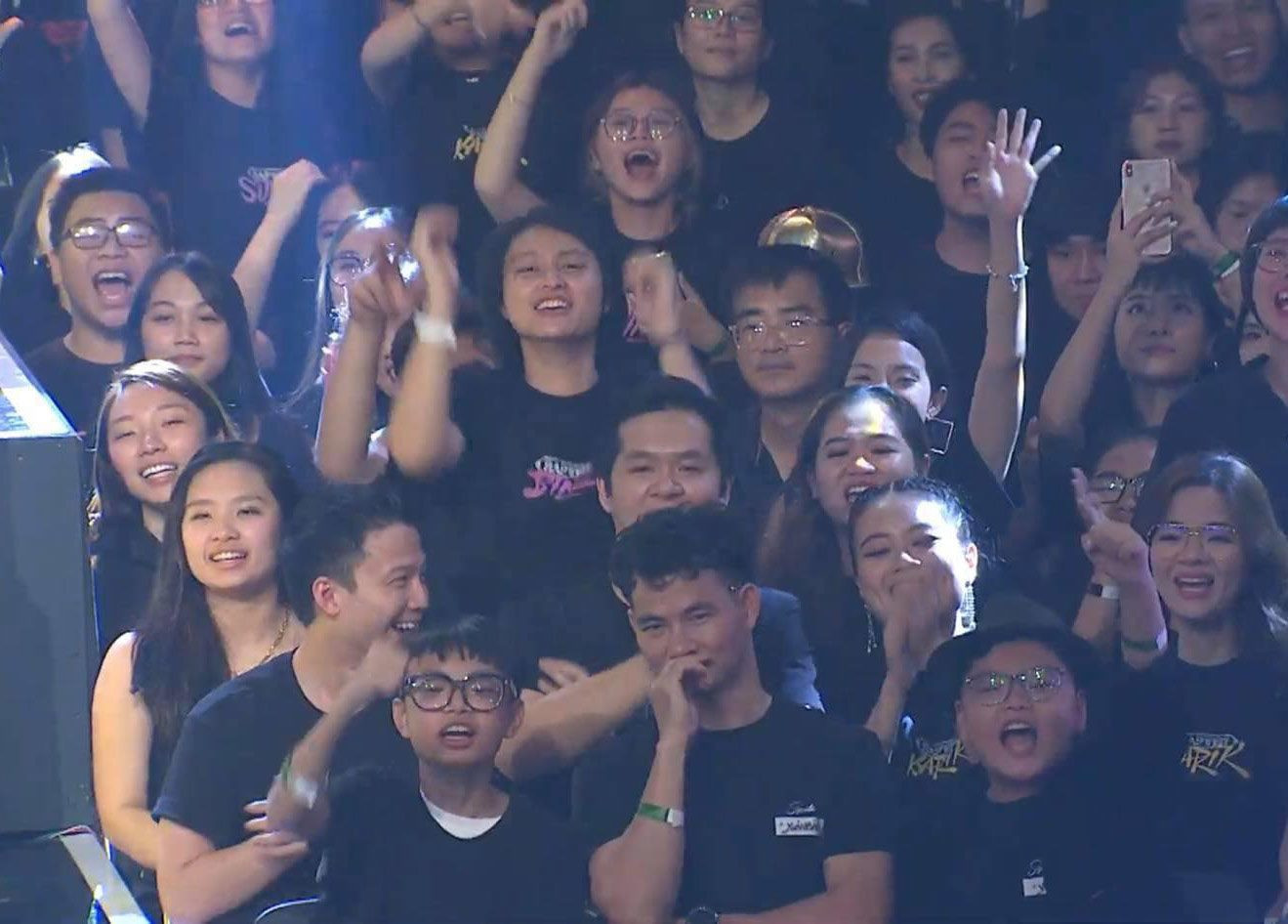 Phì cười trước biểu cảm của 2 con trai Xuân Bắc khi quán quân Rap Việt được xướng tên ảnh 2