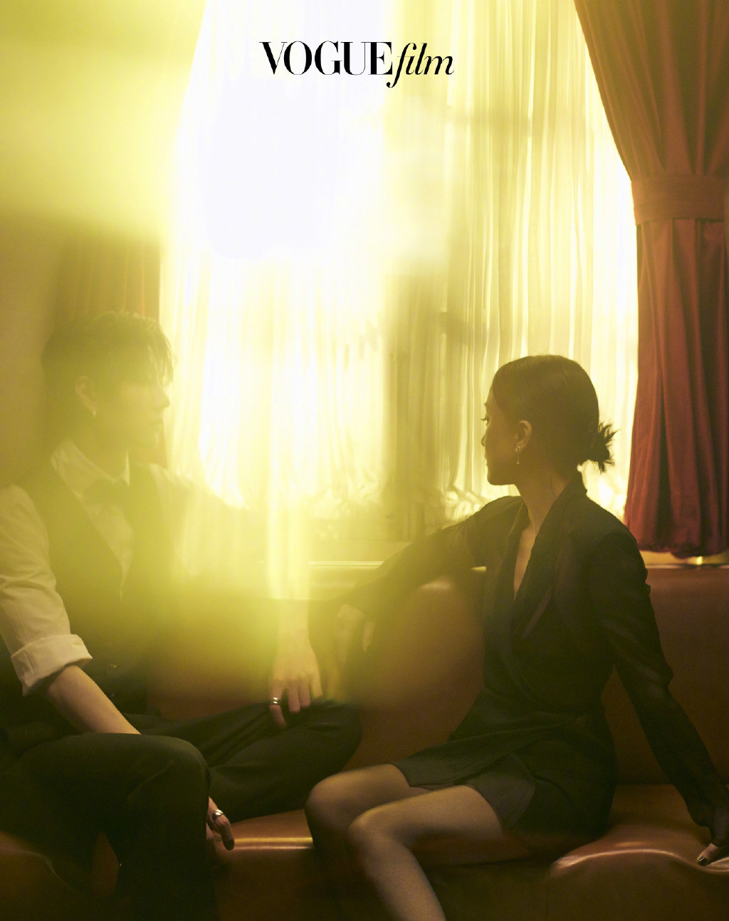 Choáng với nụ hôn bạo lực đến ‘sứt môi’ của sao nam 63 tuổi ảnh 4