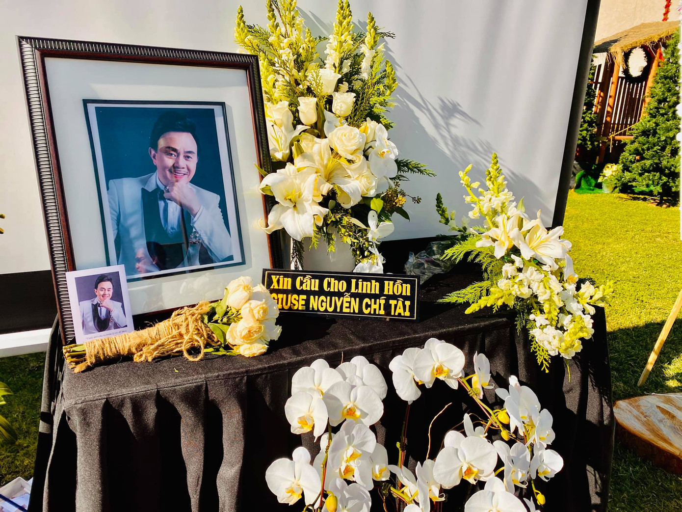 Phương Loan nức nở xoa di ảnh chồng khi bài hát 'Nhỏ ơi' vang lên trong tang lễ ảnh 11