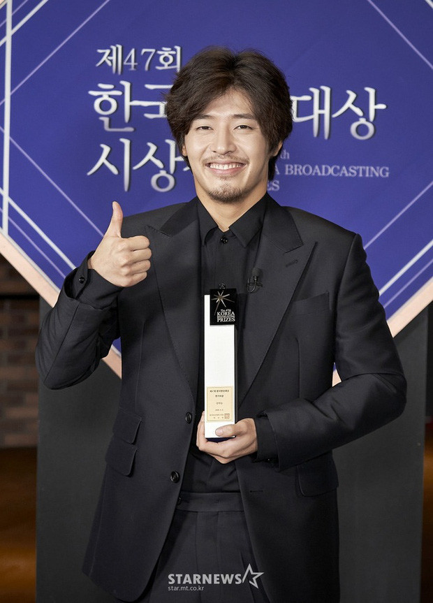 'Thiếu gia giàu nhất Trung Quốc' chi 17 tỷ, mua du thuyền tặng mỹ nhân ‘siêu vòng một’ ảnh 8