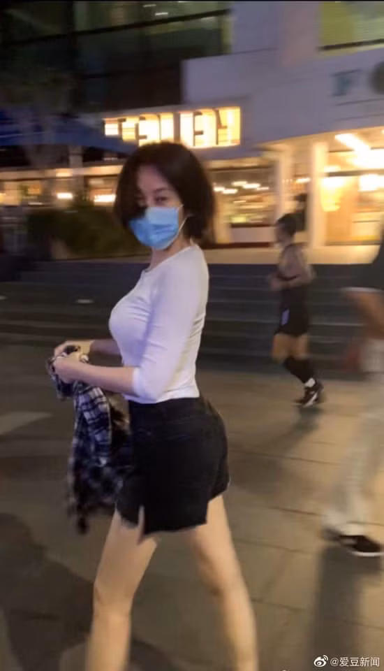 Mỹ nhân ‘Tiếu ngạo giang hồ’ gây sốt vì đã U50 nhưng thân hình vẫn mơn mởn như gái 18 ảnh 1