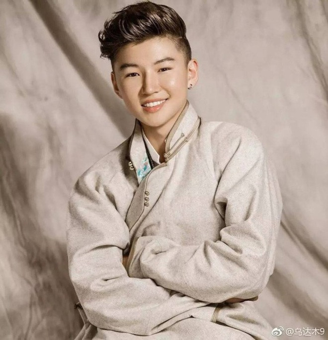 Cậu bé ‘Gặp mẹ trong mơ’ từng khiến hàng triệu người rơi lệ giờ ra sao? ảnh 2