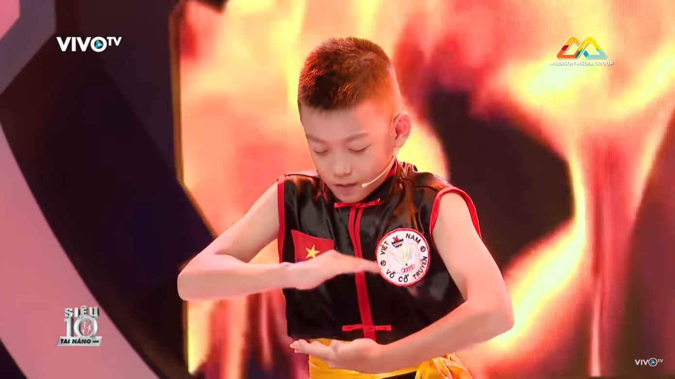 Trấn Thành ‘nín thở’ xem siêu nhí nhảy lên mảnh sành, kéo xe 900kg bằng răng ảnh 3