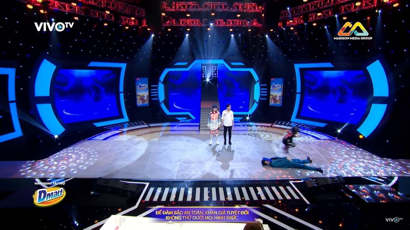 Siêu nhí trượt patin nhảy qua 6 người khiến vợ chồng Trấn Thành toát mồ hôi hột ảnh 2