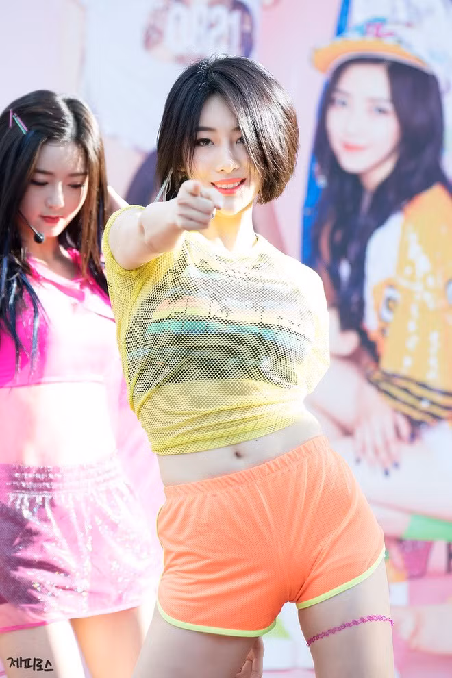 ‘Ma nữ đẹp nhất Thái Lan’ khoe lưng trần gợi cảm, tạo dáng sexy trên biển ảnh 8