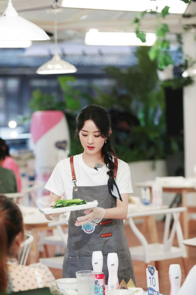 Triệu Lệ Dĩnh và Huỳnh Hiểu Minh bị ném đá vì cách ăn uống mất vệ sinh trên truyền hình ảnh 5