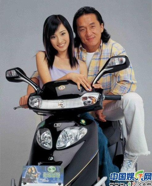 Dương Mịch năm 17 tuổi trong vòng tay của Thành Long được dân mạng nhận xét như bố con ảnh 2