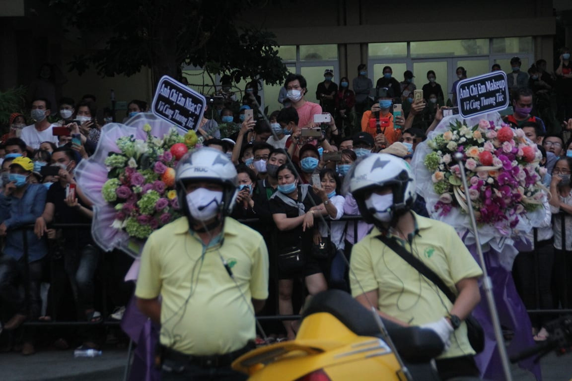 Hàng nghìn người dân chờ dưới mưa dọc đường ra sân bay để chào Chí Tài lần cuối ảnh 5