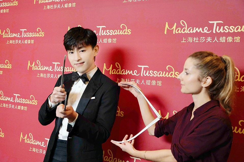 Châu Nhuận Phát bạc trắng đầu ở tuổi 65, leo núi cùng phụ nữ lạ gây chú ý ảnh 8