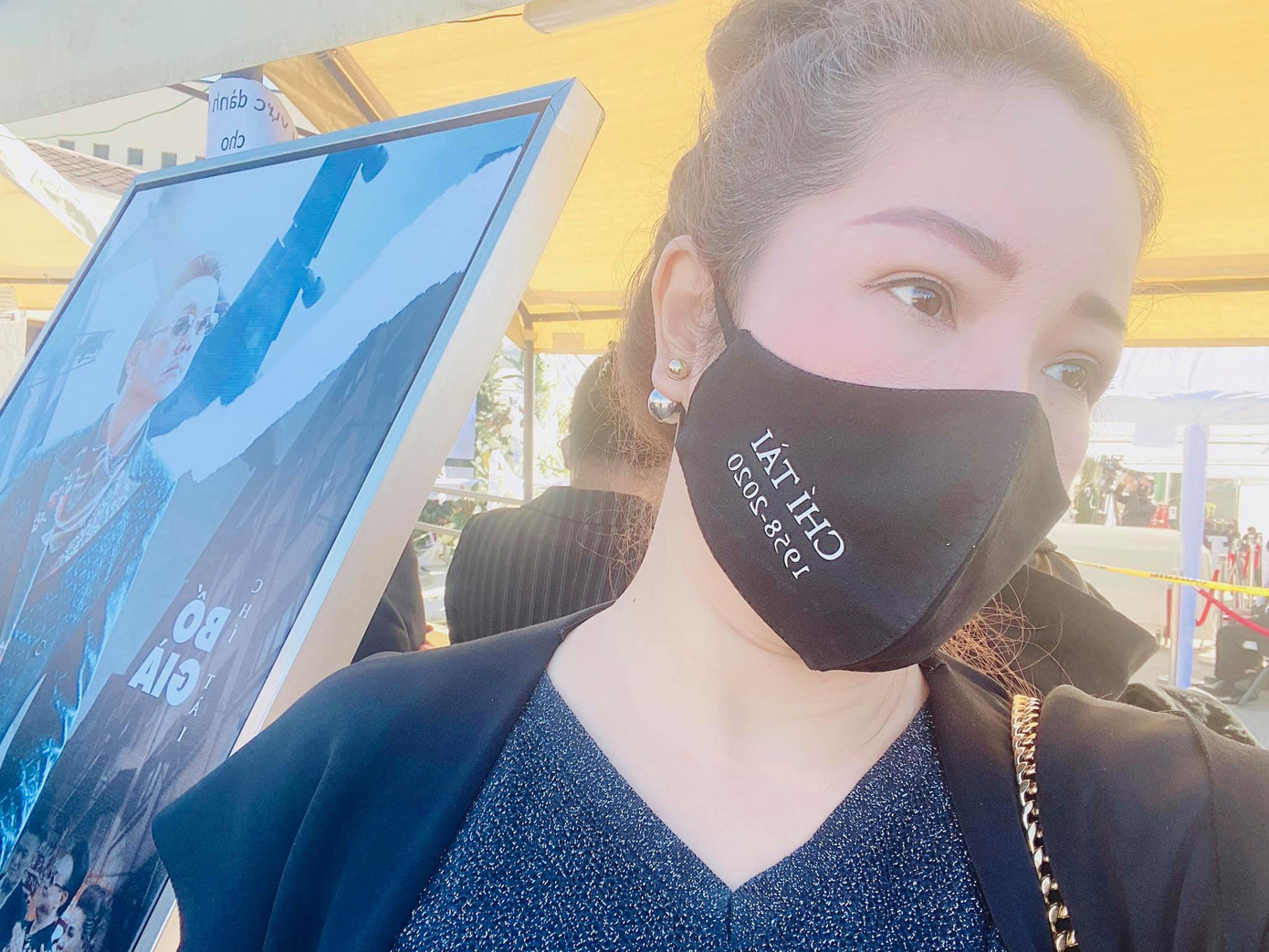 Phương Loan nức nở xoa di ảnh chồng khi bài hát 'Nhỏ ơi' vang lên trong tang lễ ảnh 10